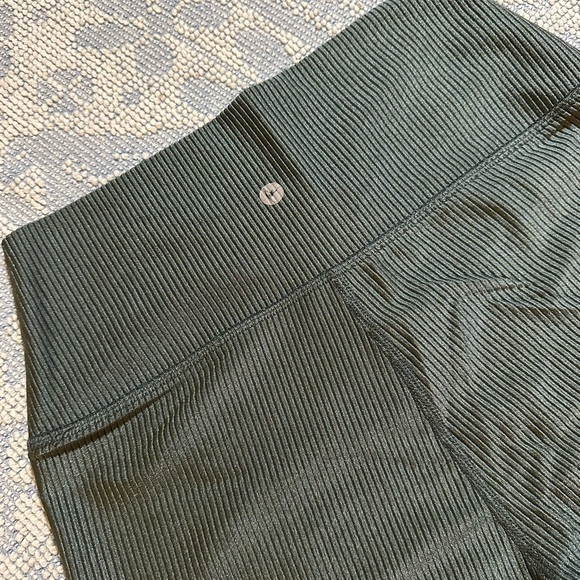 LOT of 2 Unique FABLETICS Velvet Red and Green shiny Leggings Sz M - Picture 13 of 14